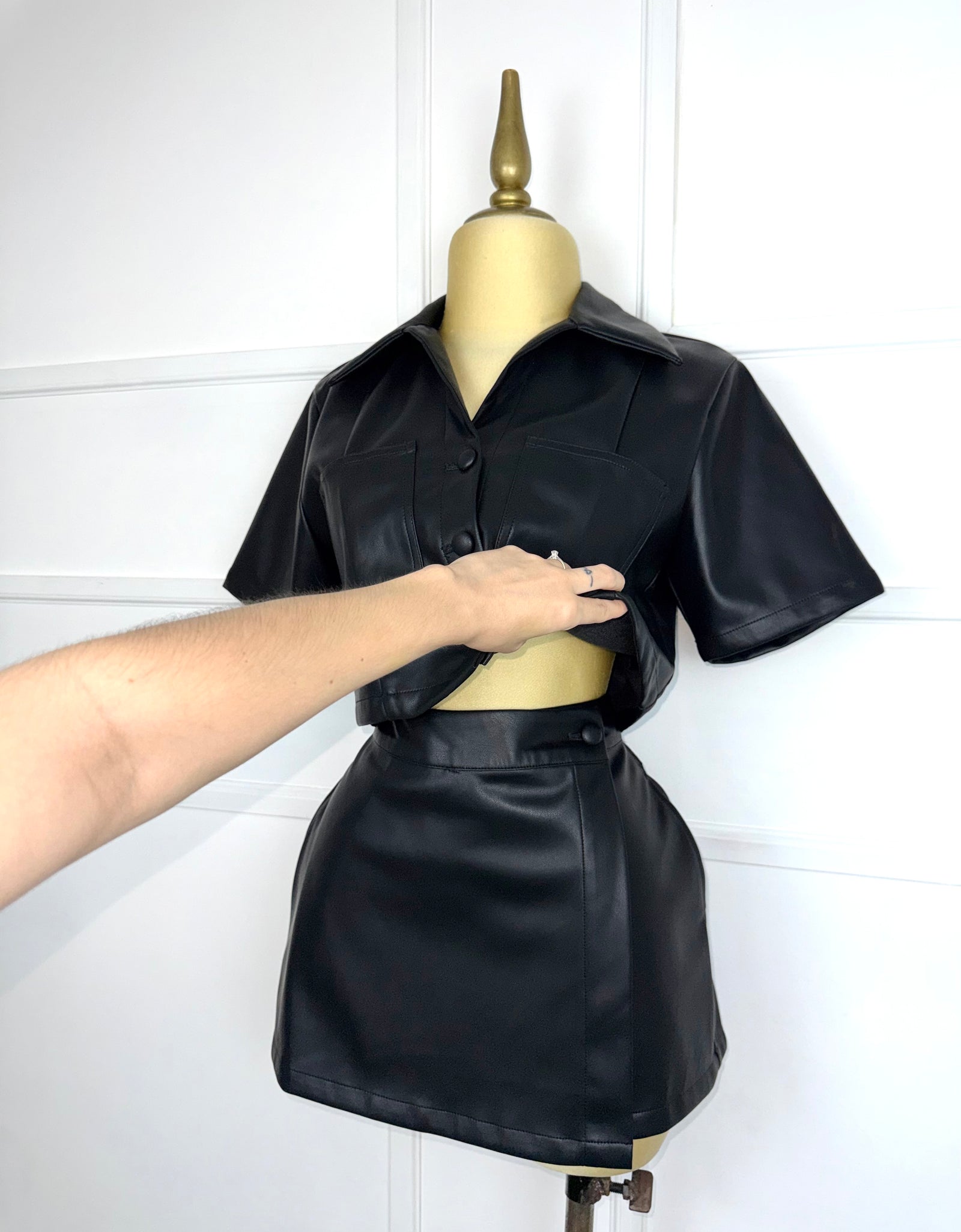 Set negro vinipiel con botones