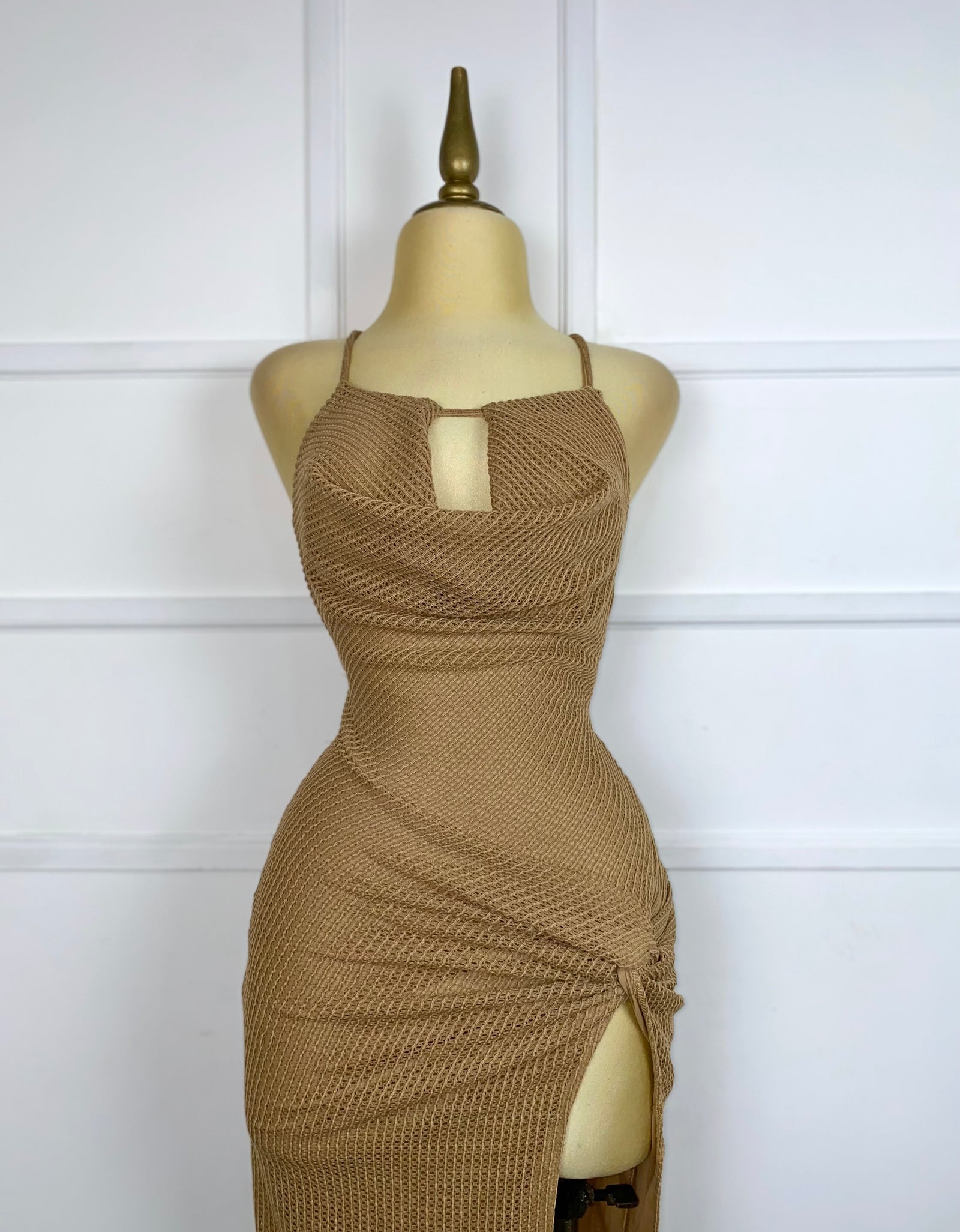 Vestido café tejido con abertura