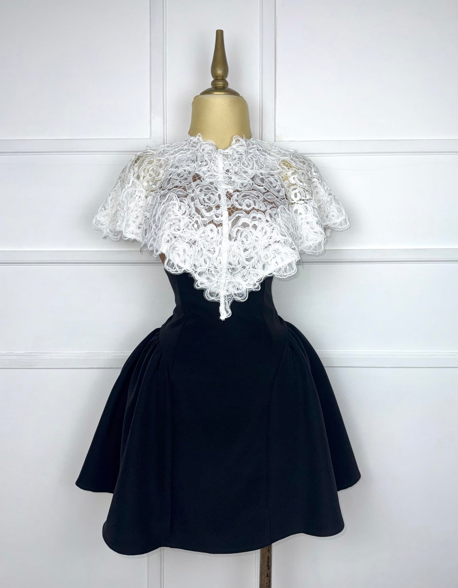 Vestido negro con encaje blanco
