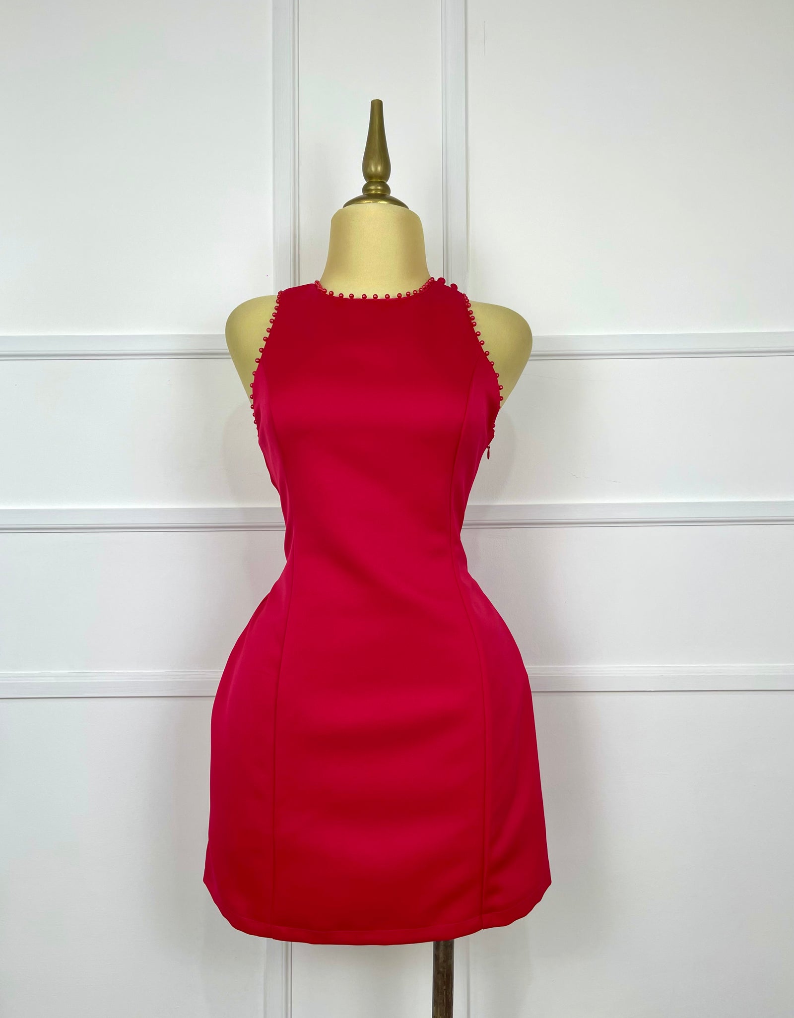 Vestido rojo cereza con perlas y moños