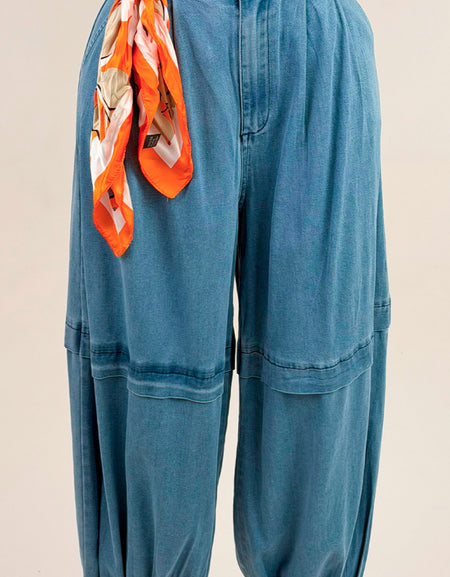 Pantalón mezclilla ligera holgado con mascada