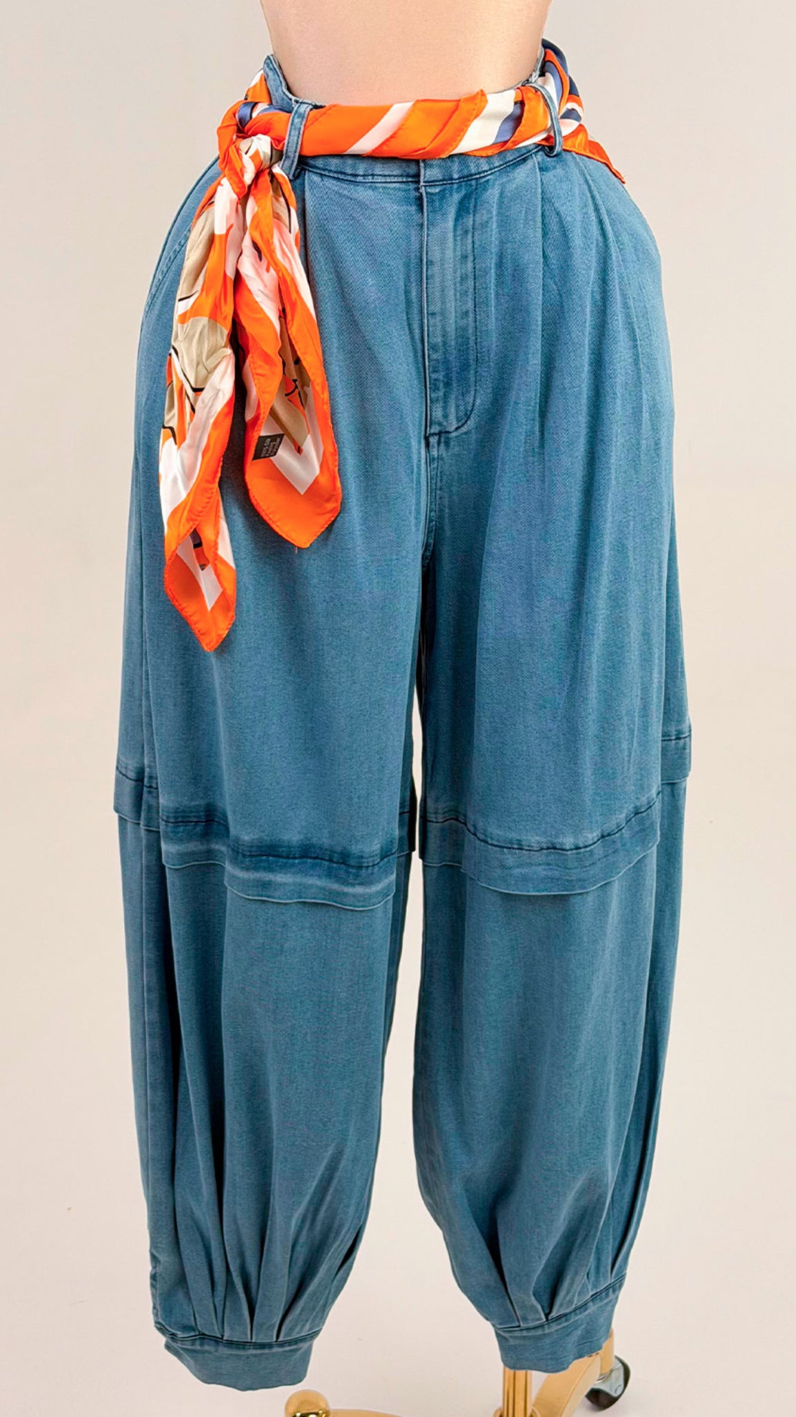 Pantalón mezclilla ligera holgado con mascada