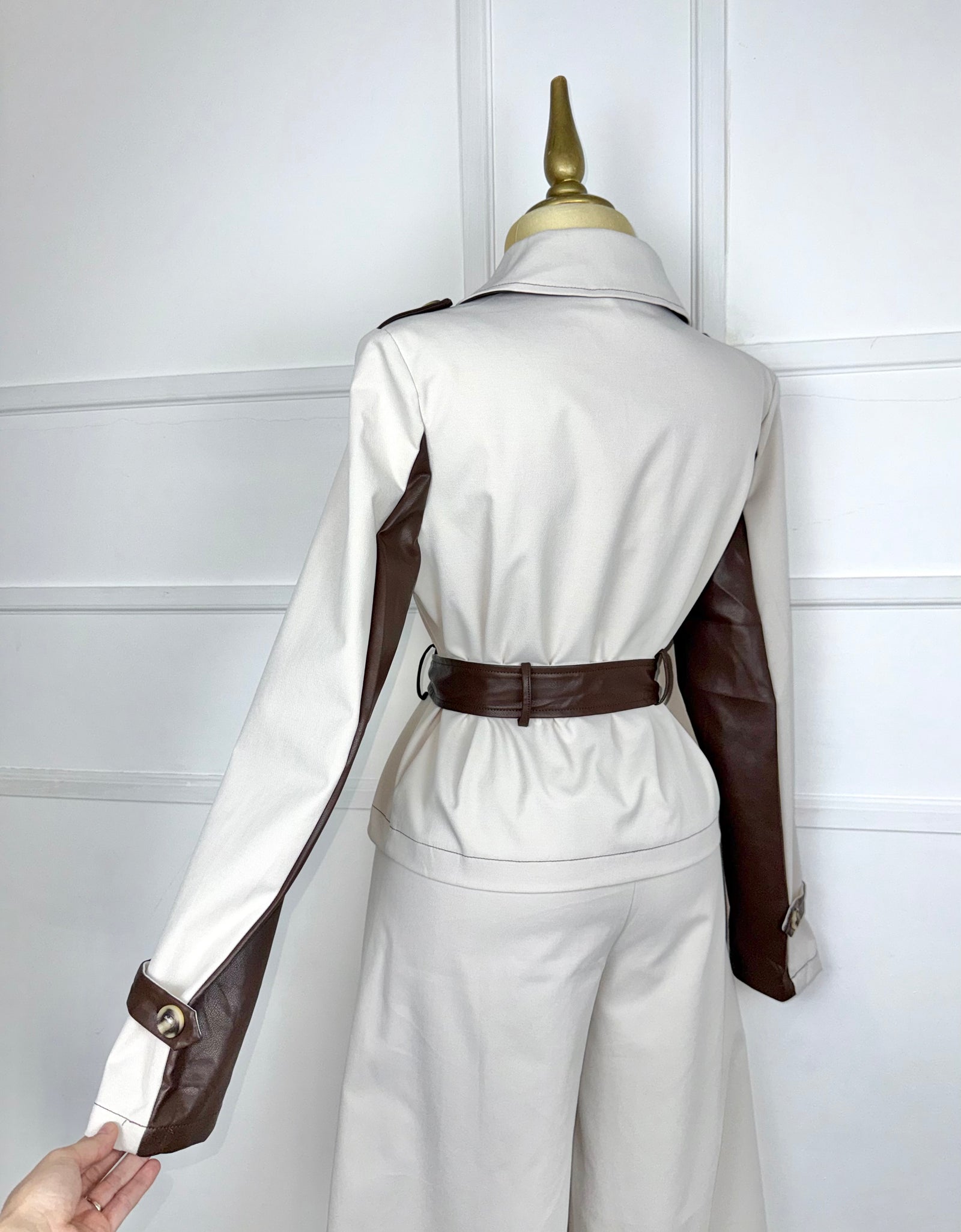 Traje beige con vinipiel café y listón