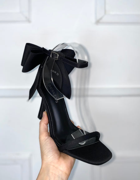 Zapatillas negras con moño