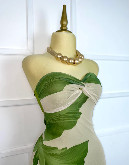 Vestido beige con hojas verdes
