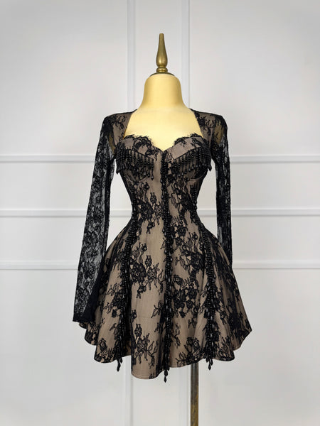 Vestido corto con perlas y encaje