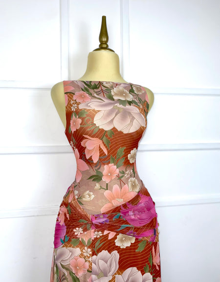 Vestido stretch multicolor con flores y abertura
