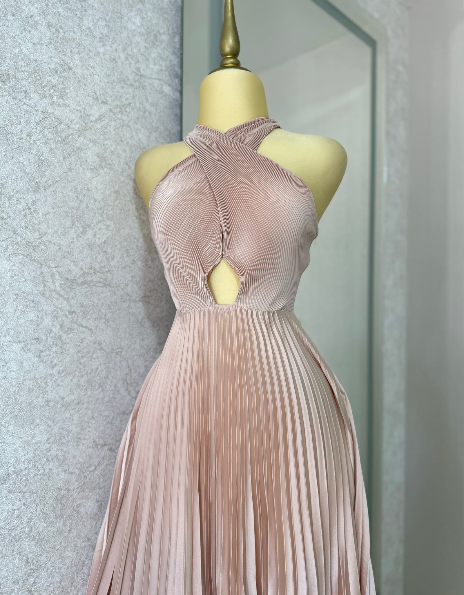 Vestido moka satín plisado