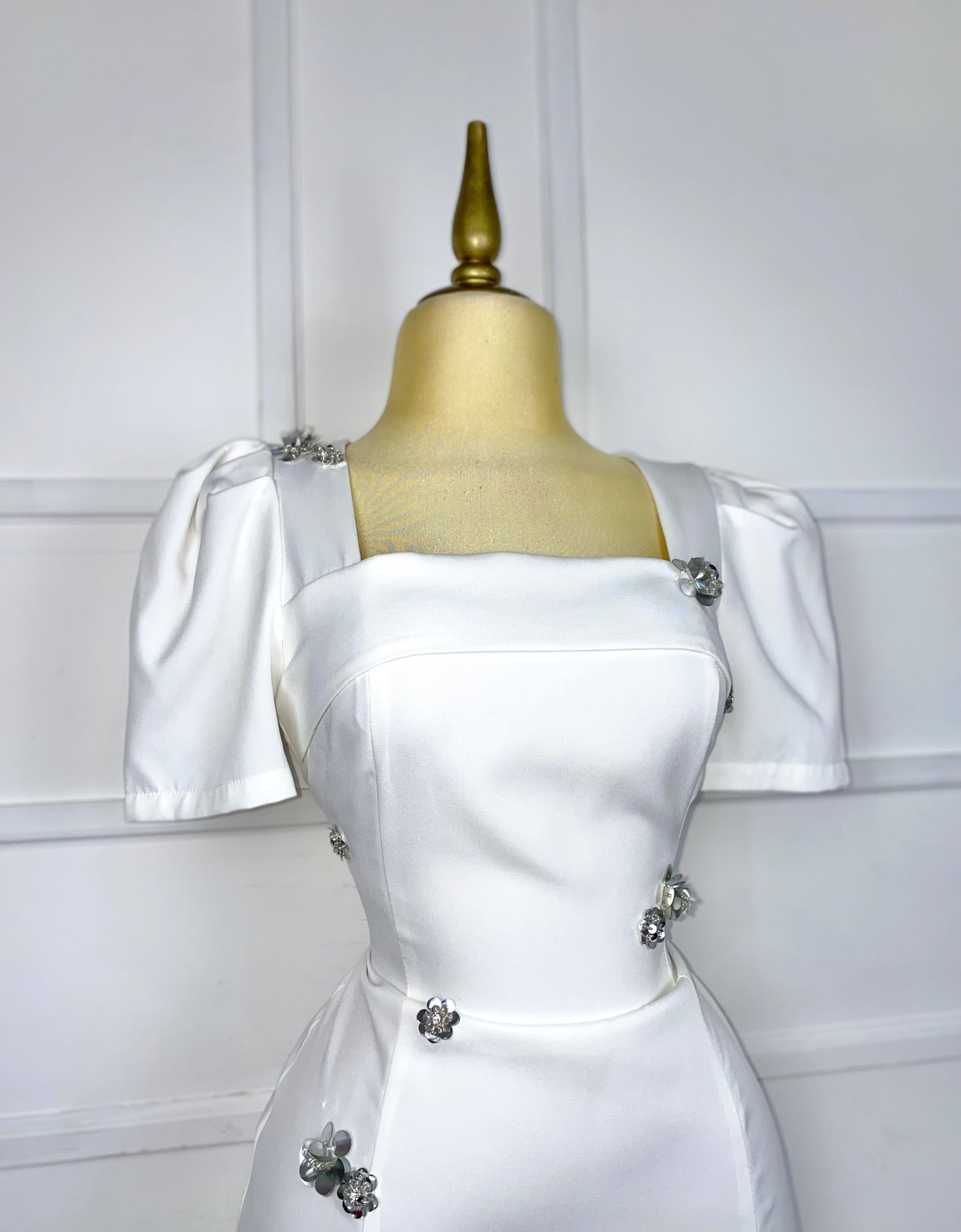 Vestido blanco con aplicaciones