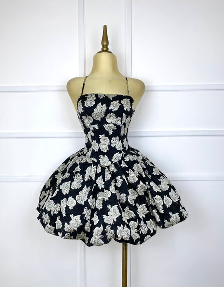 Vestido negro con flores grises brocado