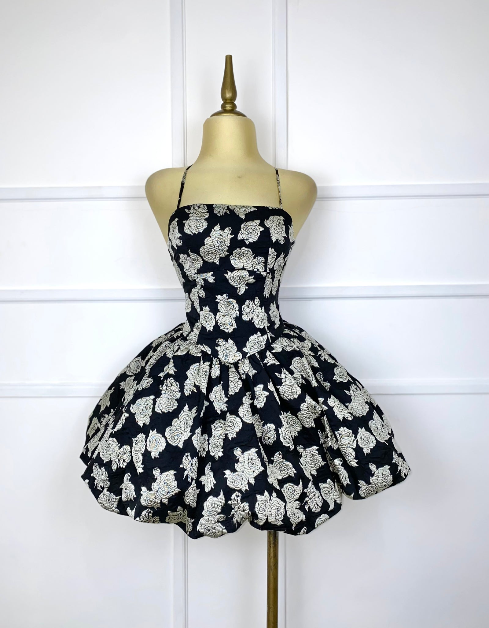 Vestido negro con flores grises brocado