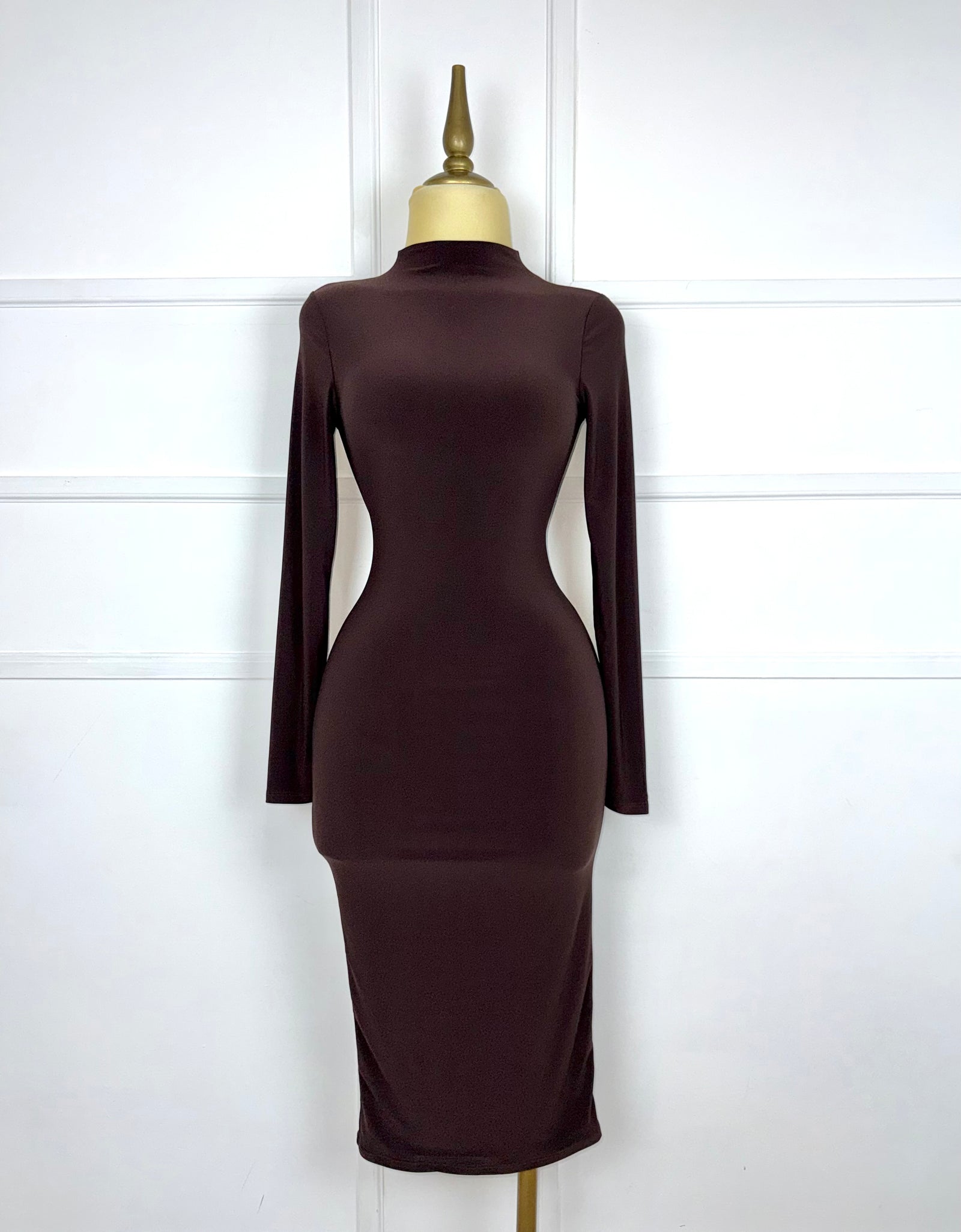 Vestido café midi liso manga larga