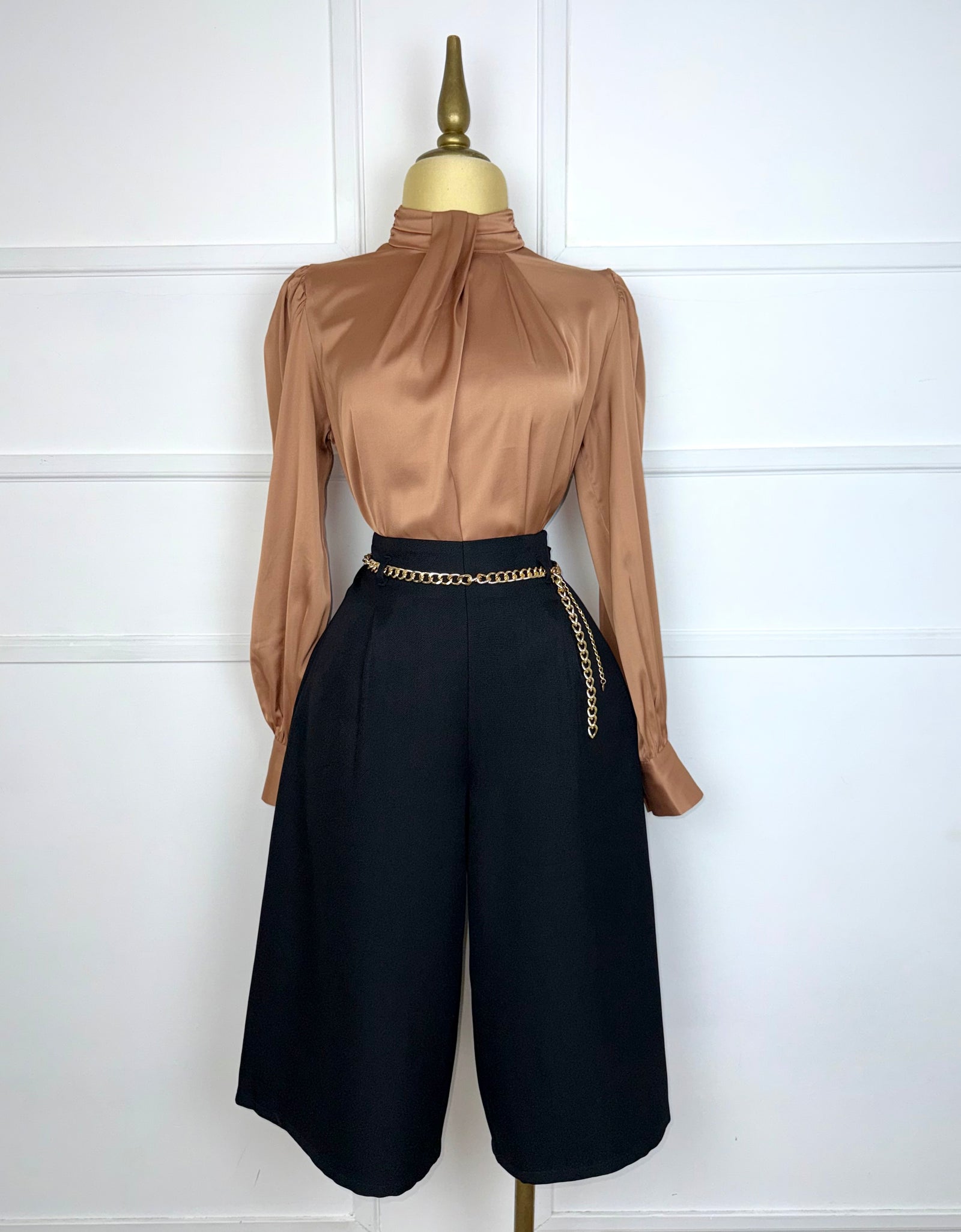 Bermudas negras con cadena