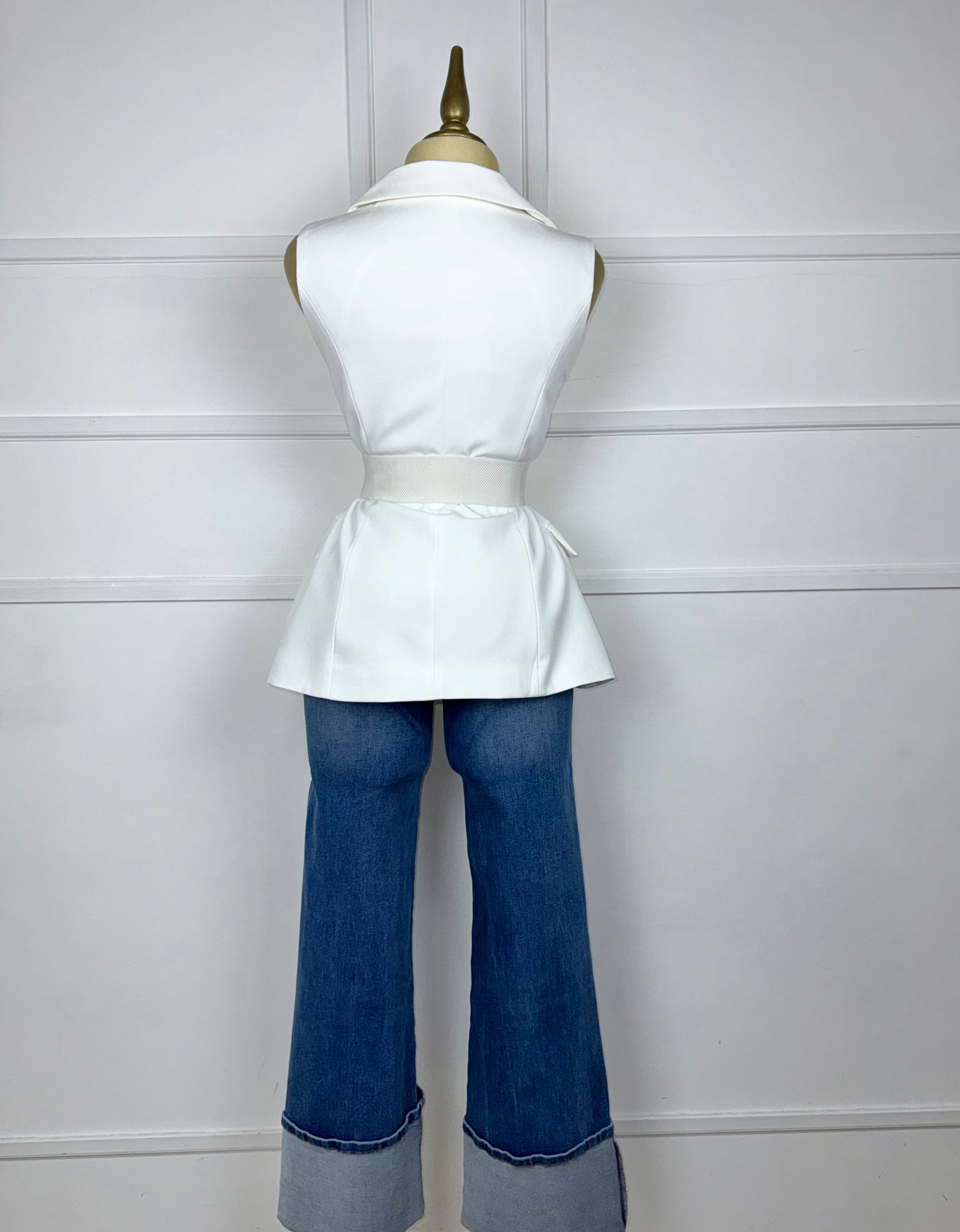 Blazer blanco con cinto hebillas doradas