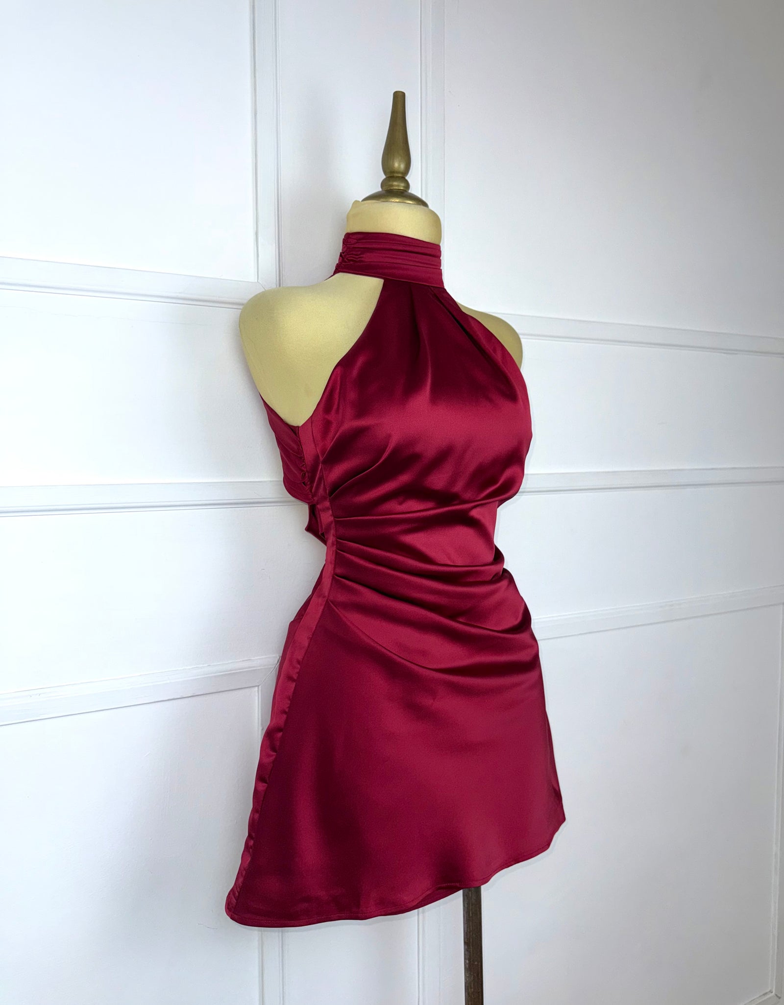 Vestido corto tinto con perlas