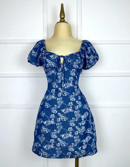 Vestido corto azul con flores