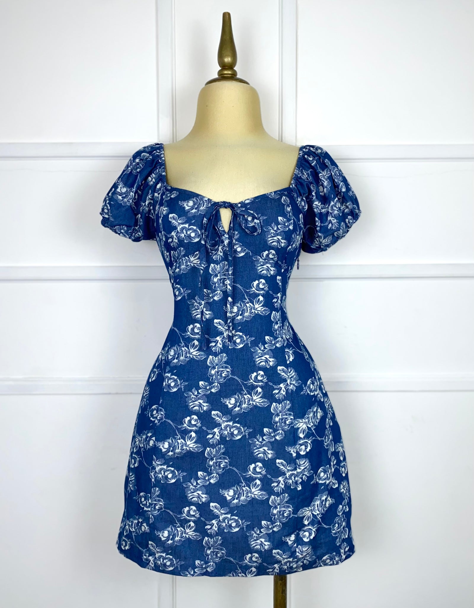 Vestido corto azul con flores