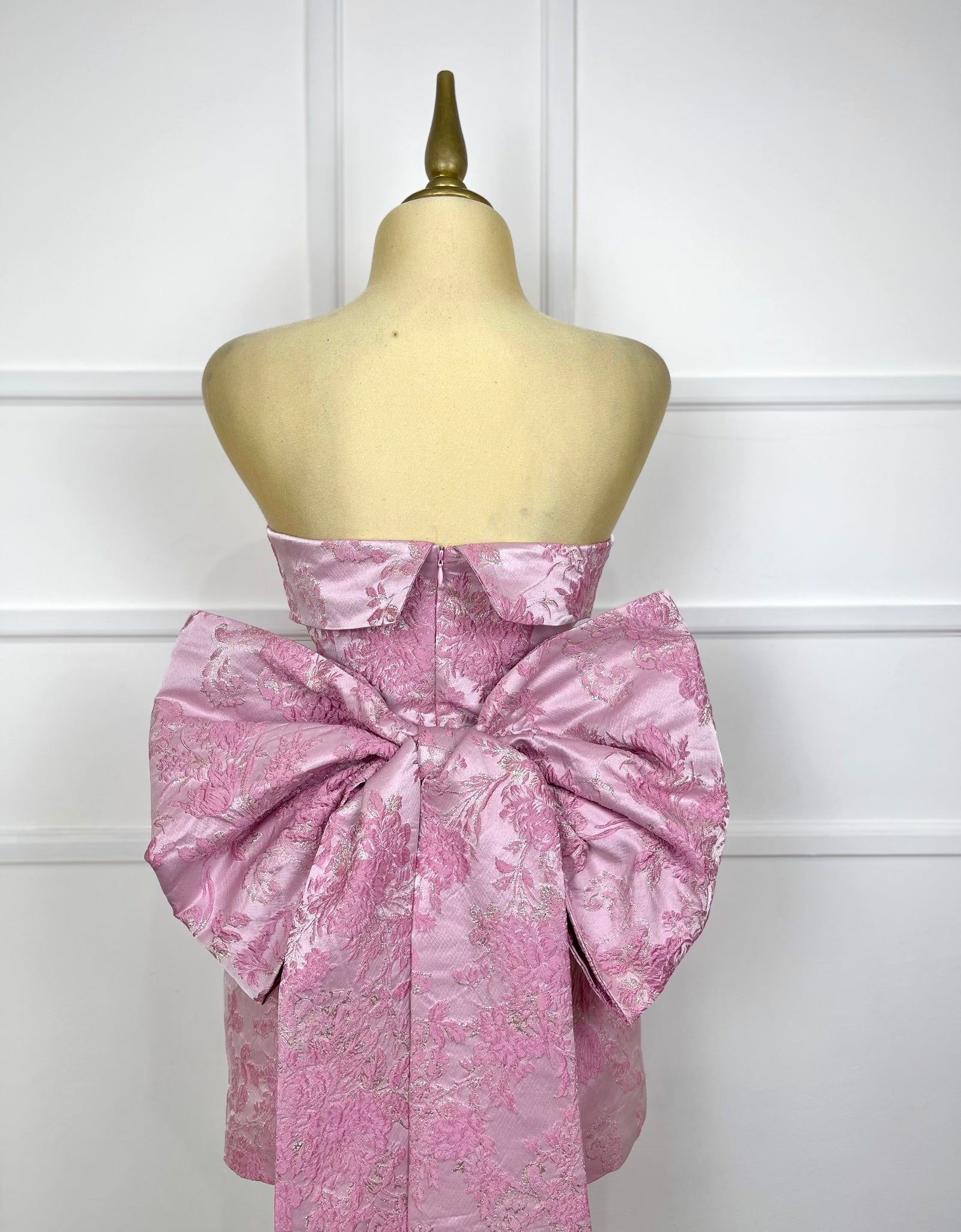 Vestido rosa con brocado y moño