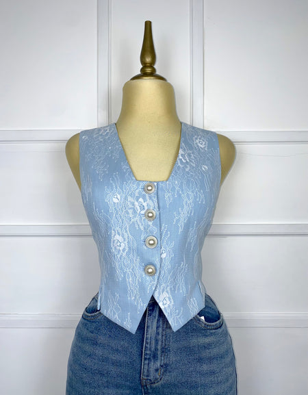 Blusa azul con encaje y botones