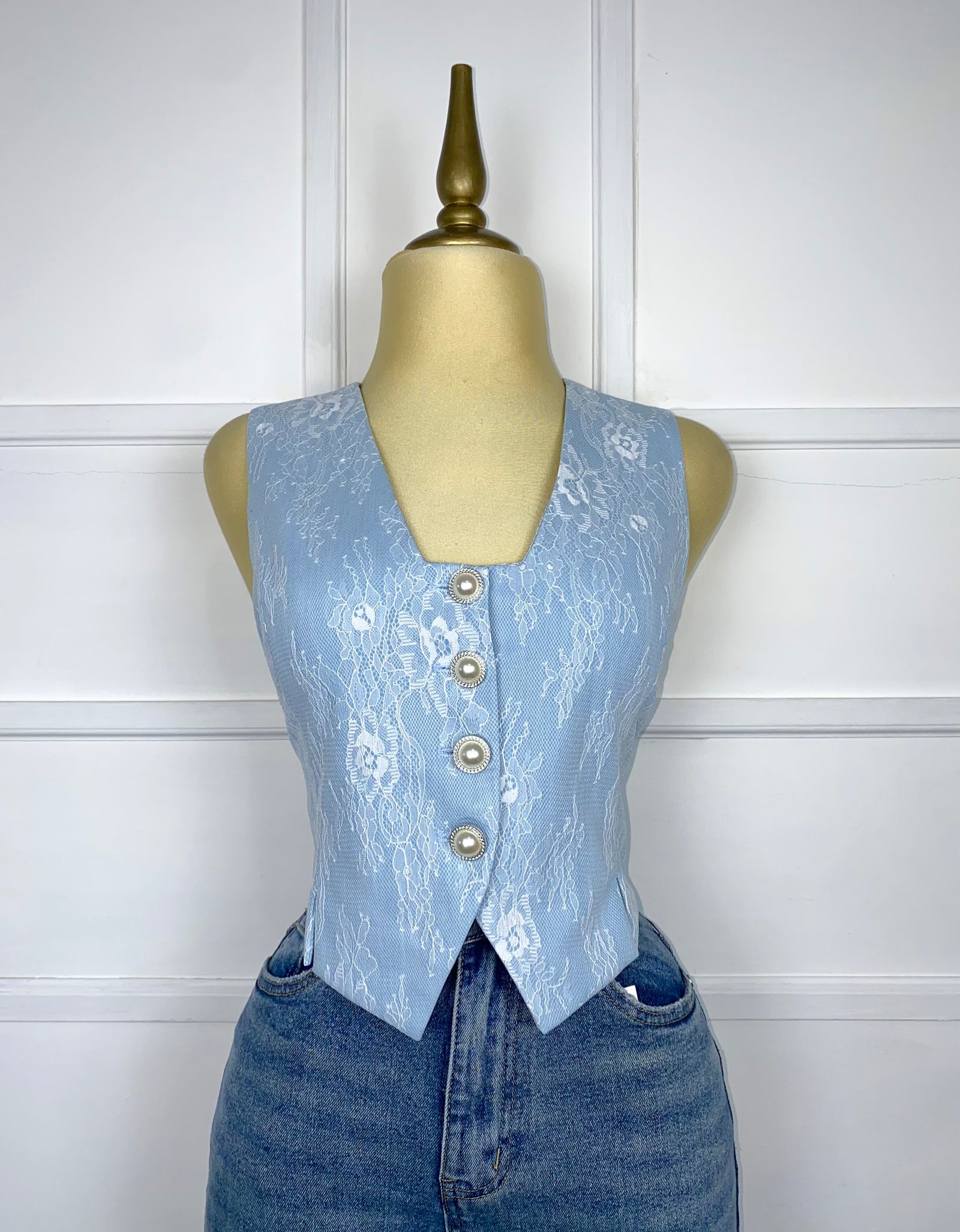 Blusa azul con encaje y botones