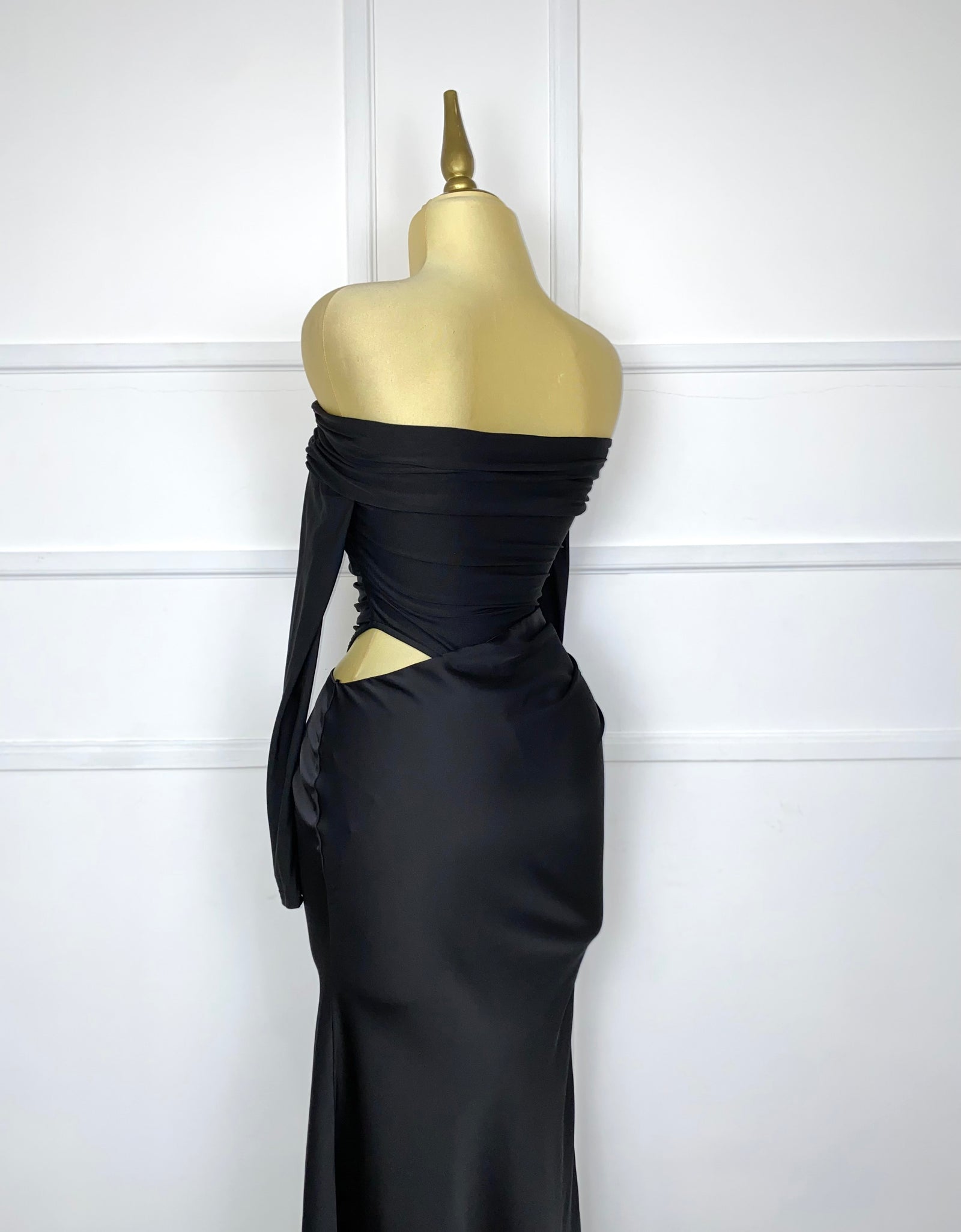 Vestido negro liso (bodysuit por debajo)