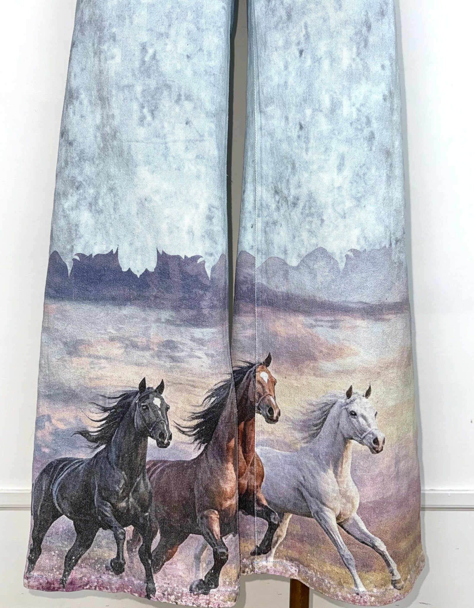 Pantalón azul mezclilla con caballos