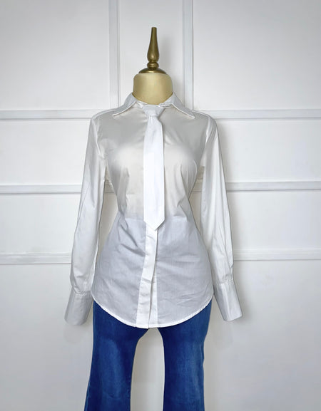 Camisa blanca con corbata