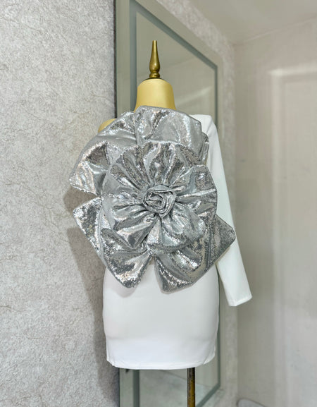 Vestido blanco con flor gigante de lentejuelas plata