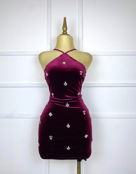 Vestido tinto terciopelo con pedrería