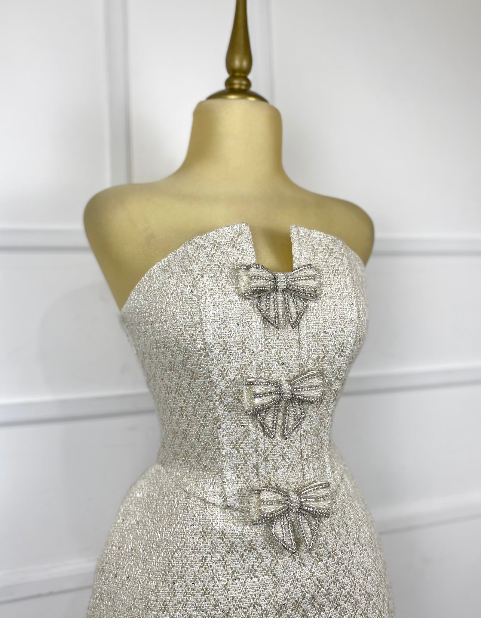 Vestido beige tweed con moñitos