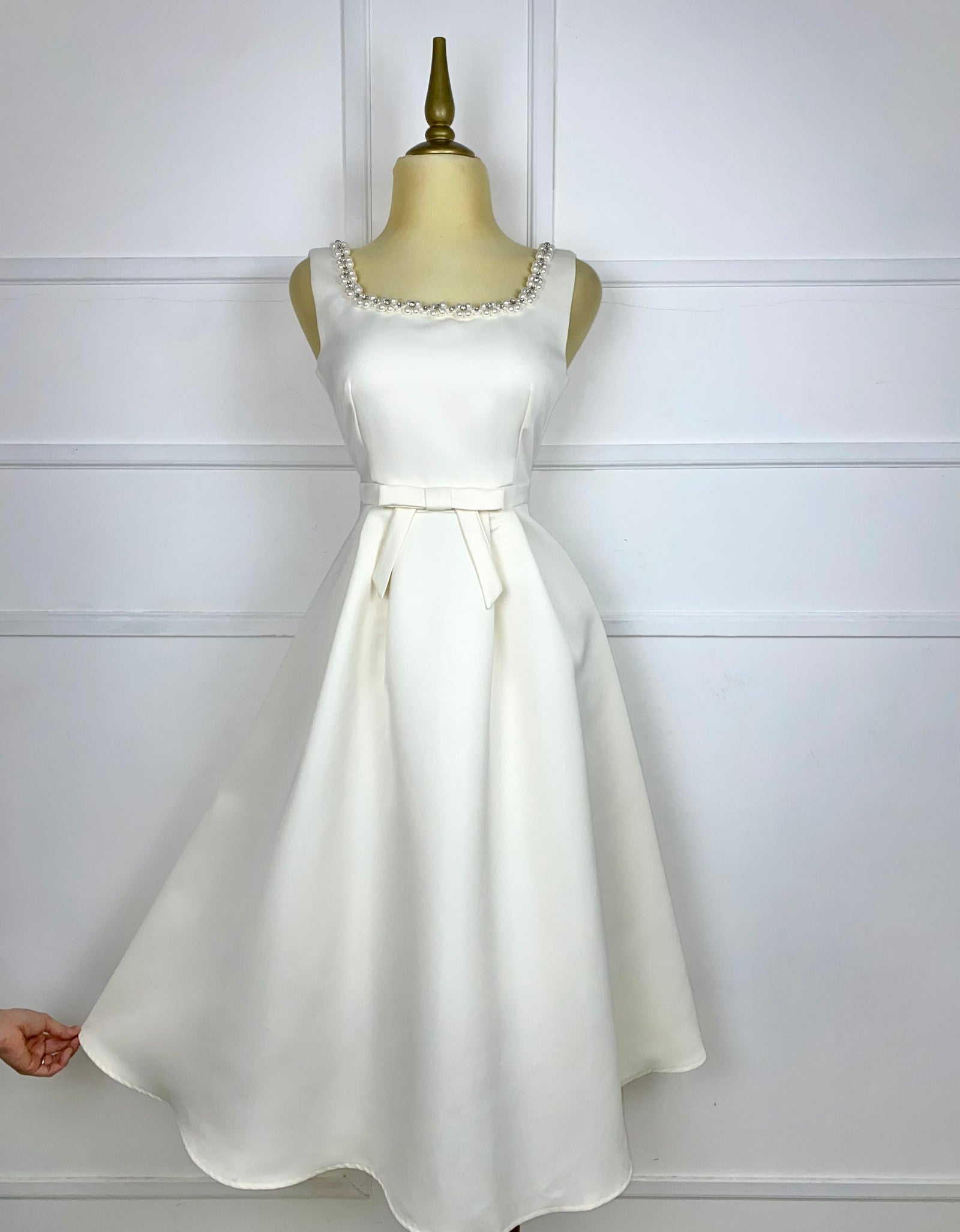 Vestido midi beige con perlas