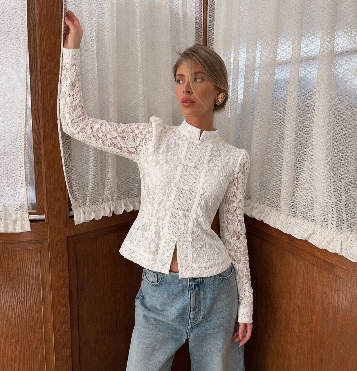 Blusa beige de encaje