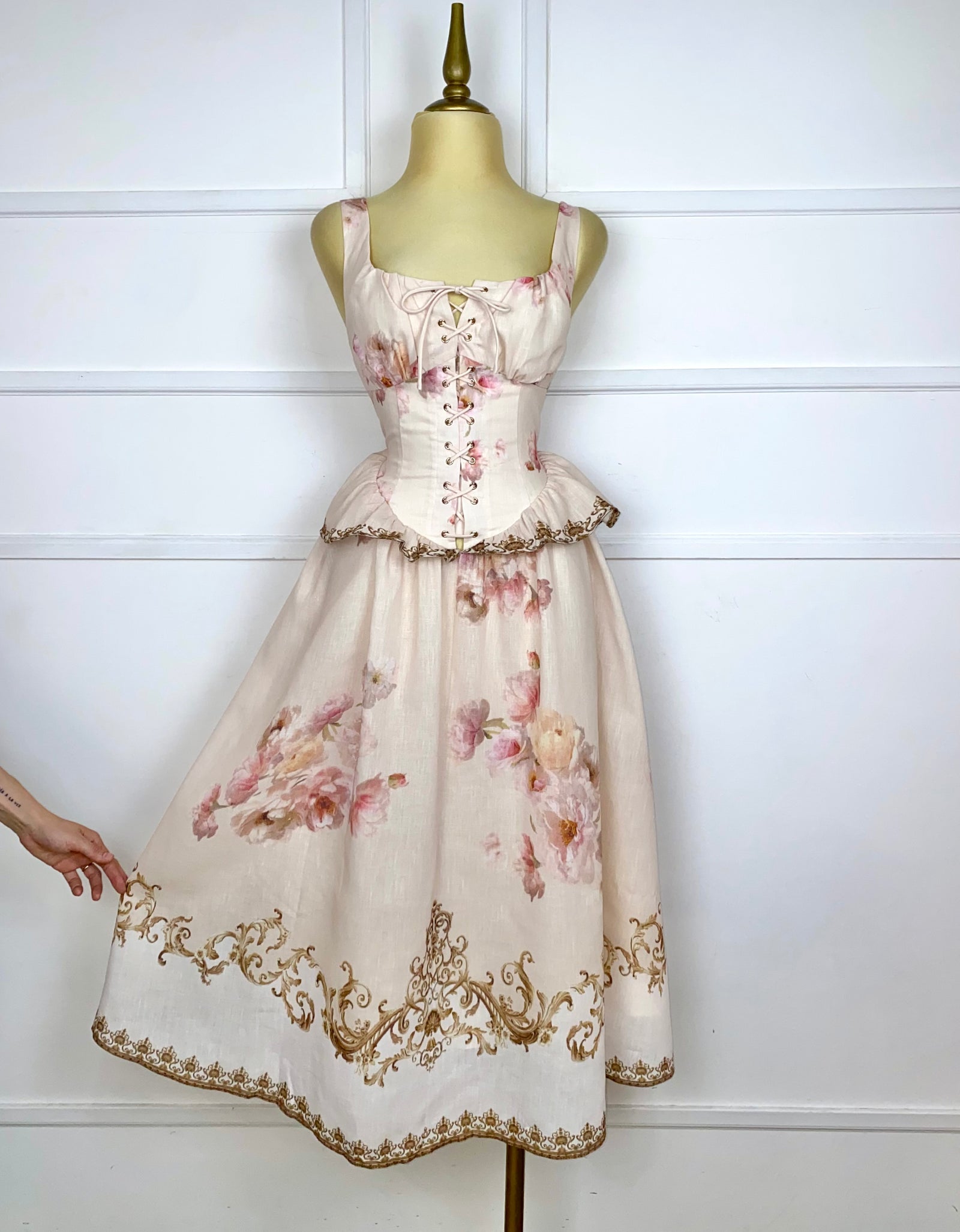 Vestido midi estampado con olan
