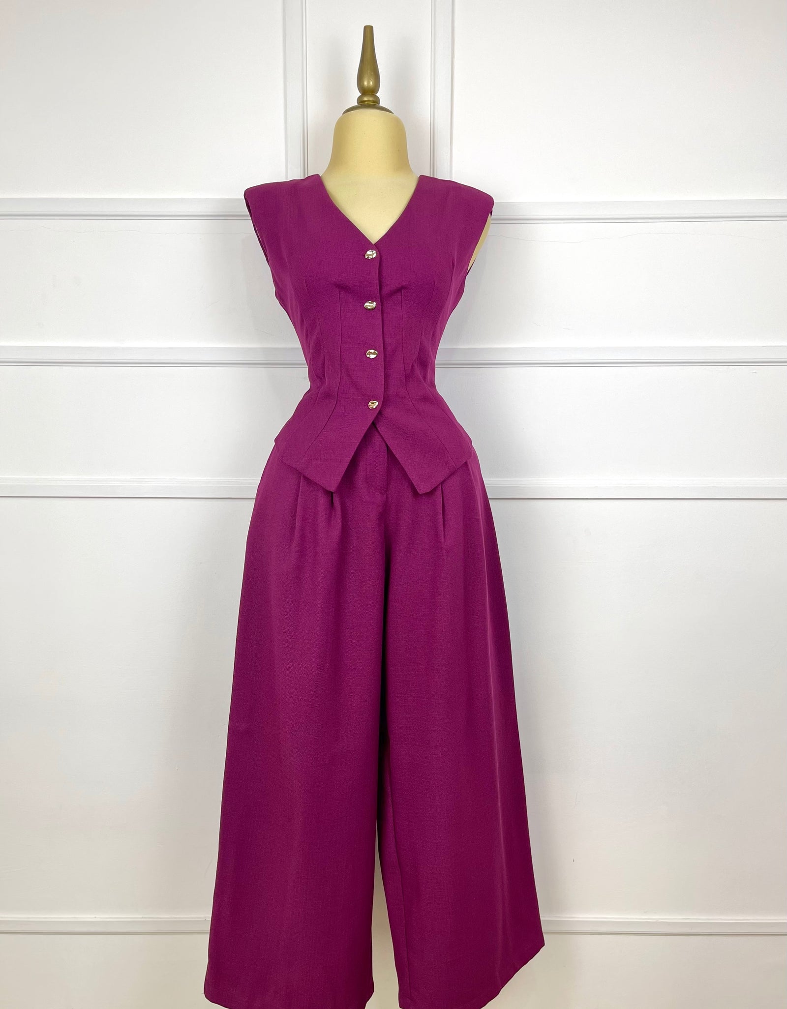 Set morado con botones dorados