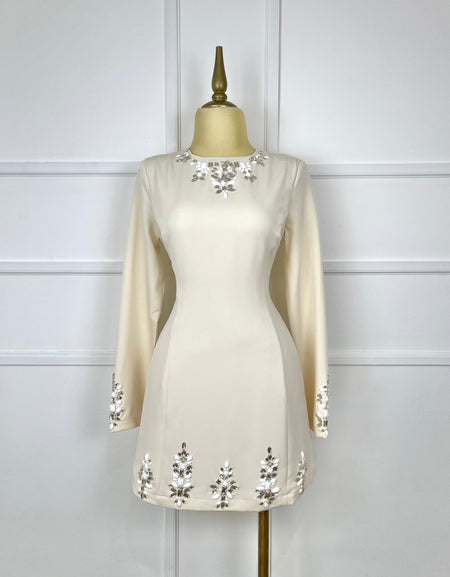 Vestido beige manga larga con pedrería