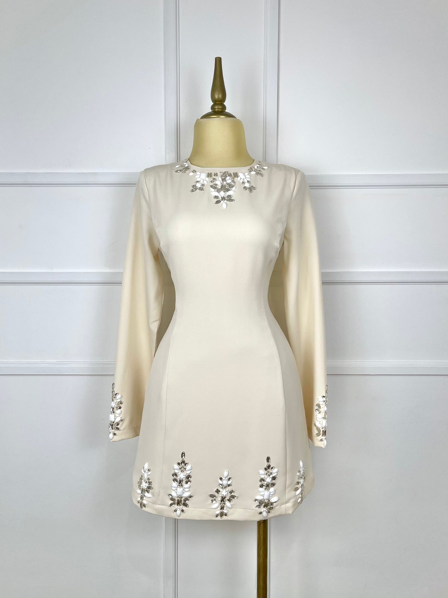 Vestido beige manga larga con pedrería
