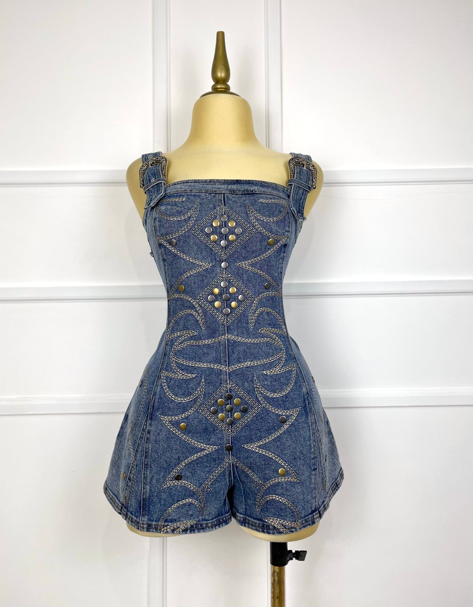 Jumper azul de mezclilla con hebillas