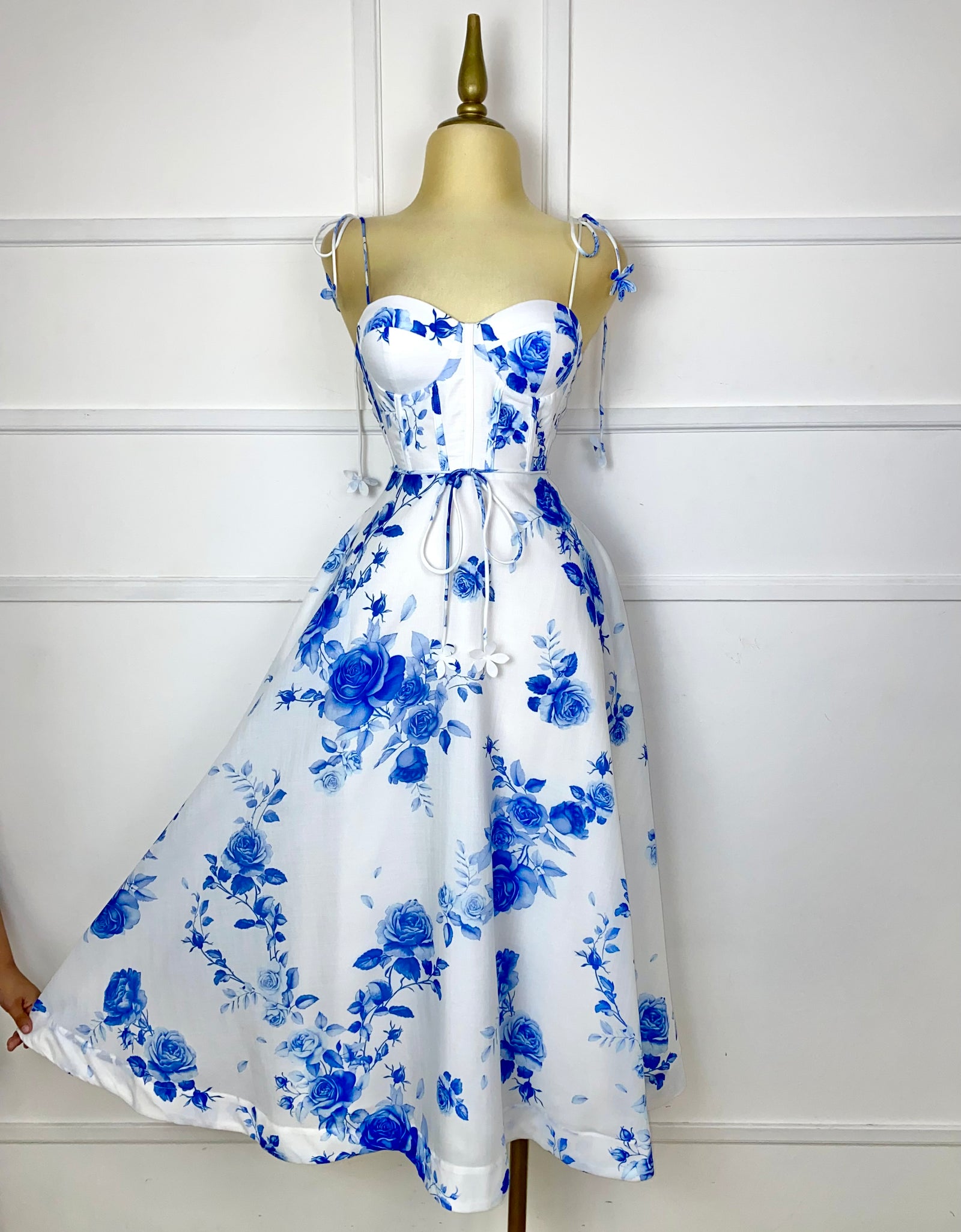Vestido blanco con flores azules (tiene copas)