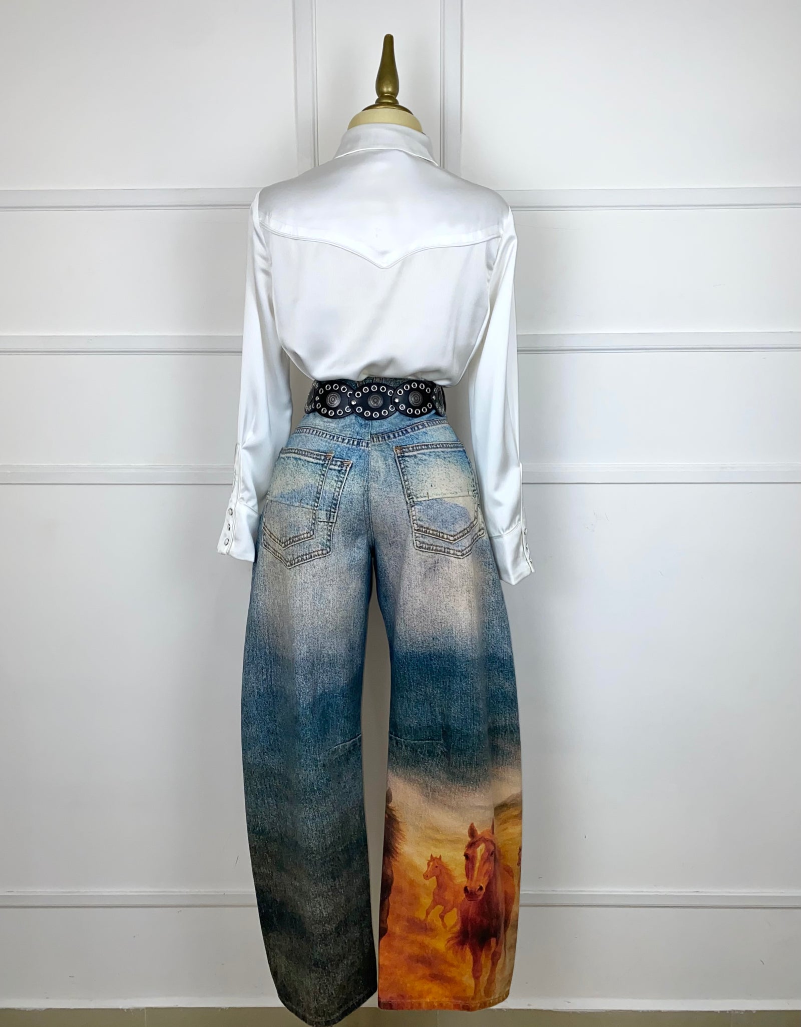 Pantalón de mezclilla con caballos