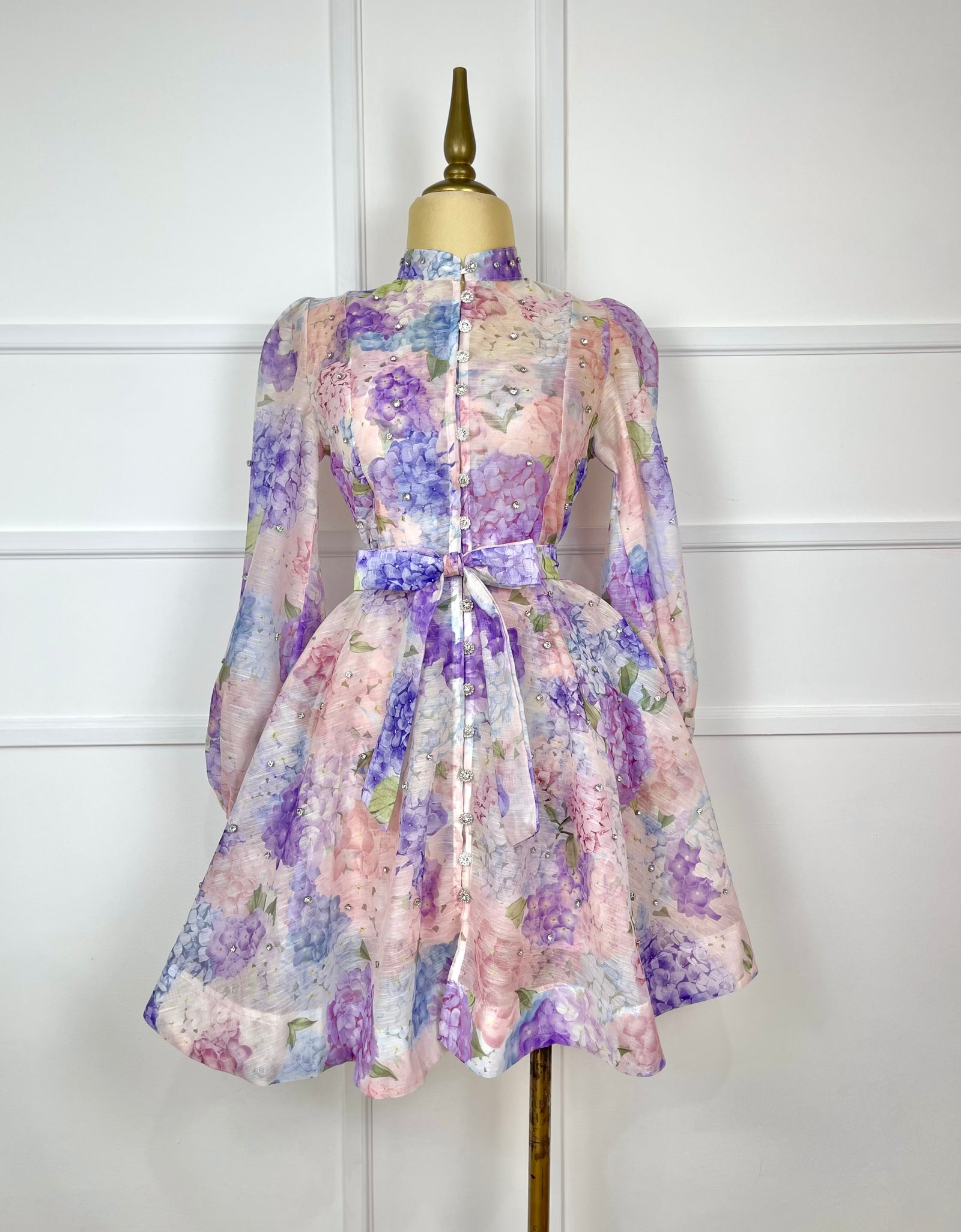 Vestido con flores y pedrería