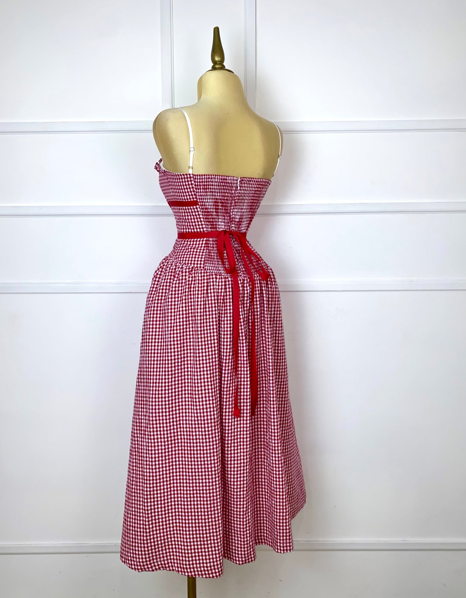 Vestido midi rojo cuadrado con copas