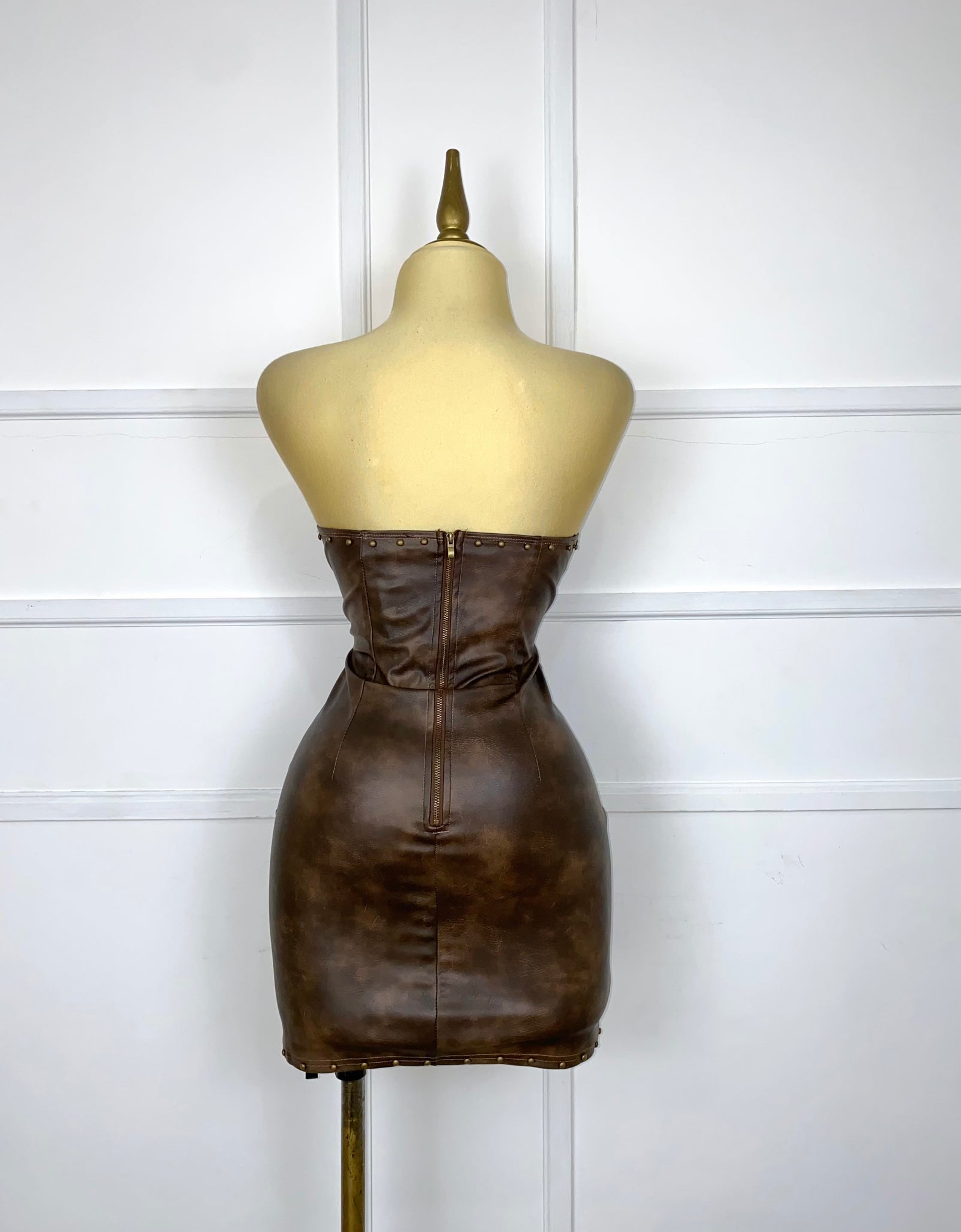 Vestido café multi strapless con estoperoles