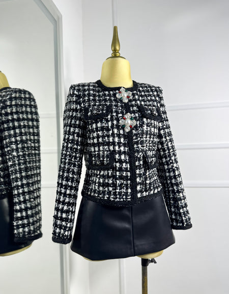 Set tweed con broche pedrería