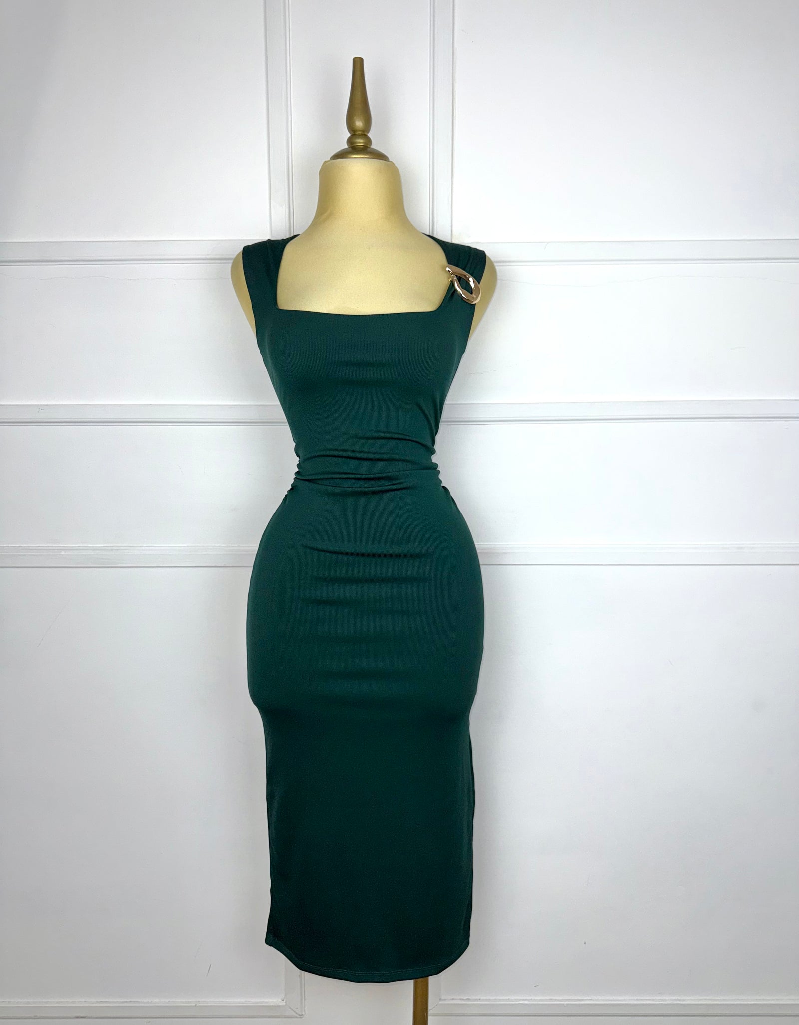 Vestido verde midi con broche dorado