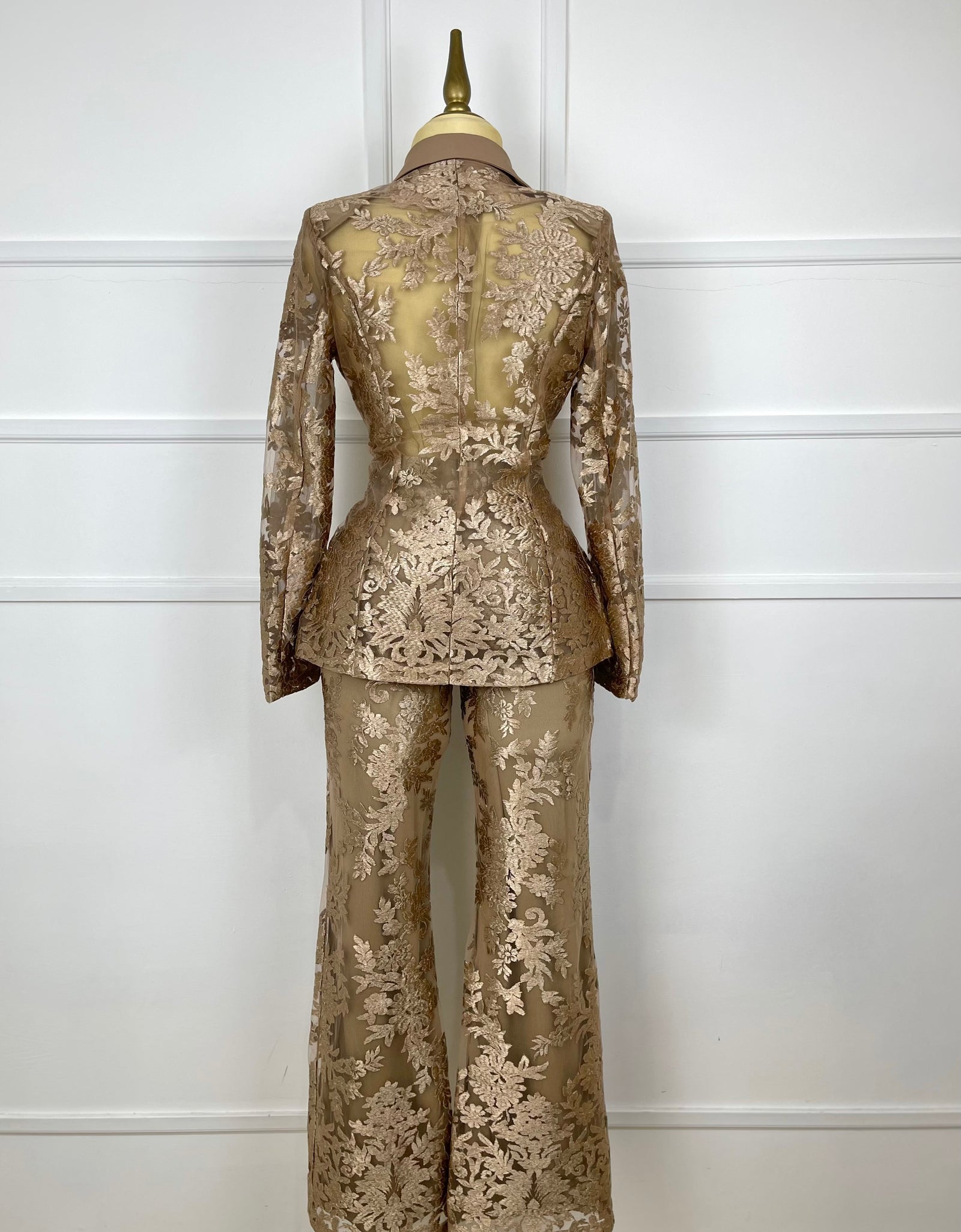 Traje estampando con transparencia