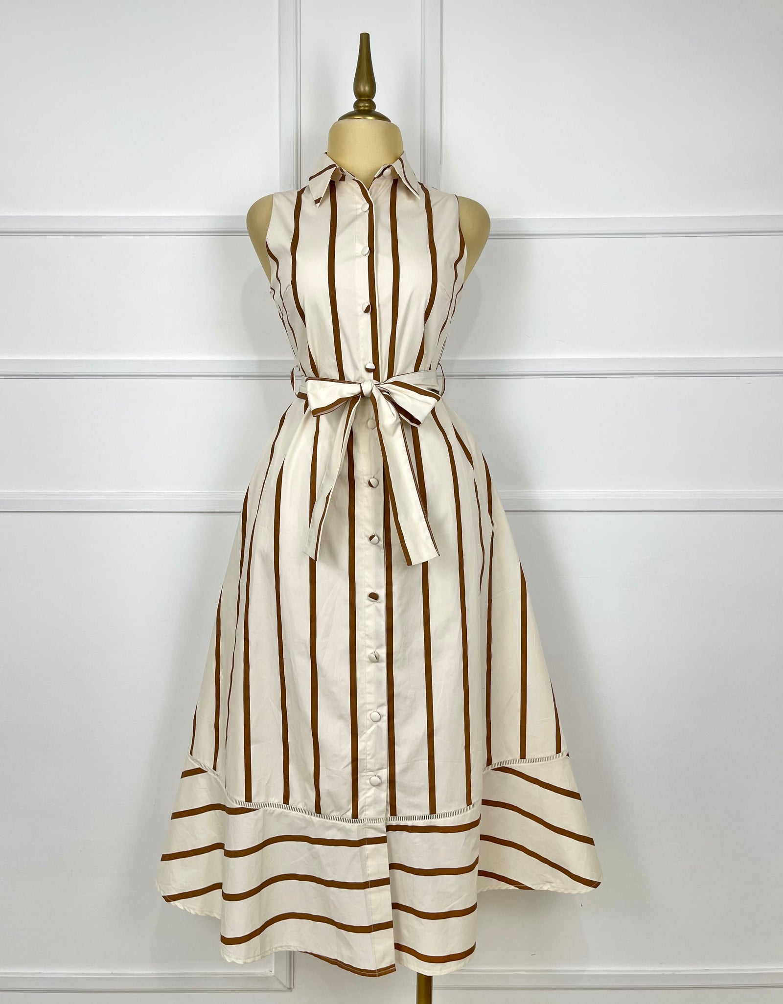 Vestido beige midi con líneas cafe