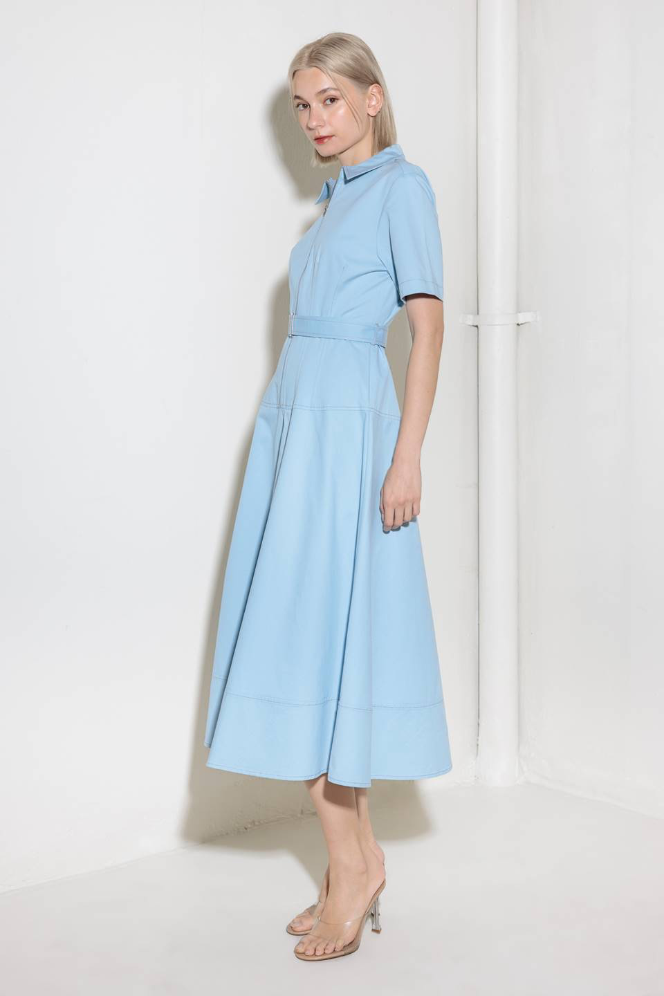 Vestido midi azul con cinto