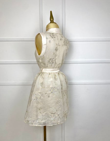 Vestido beige con lentejuelas y cinto