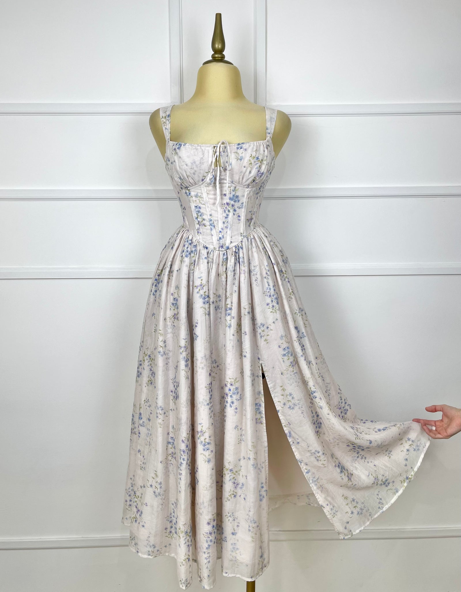 Vestido midi con abertura y florecitas azules