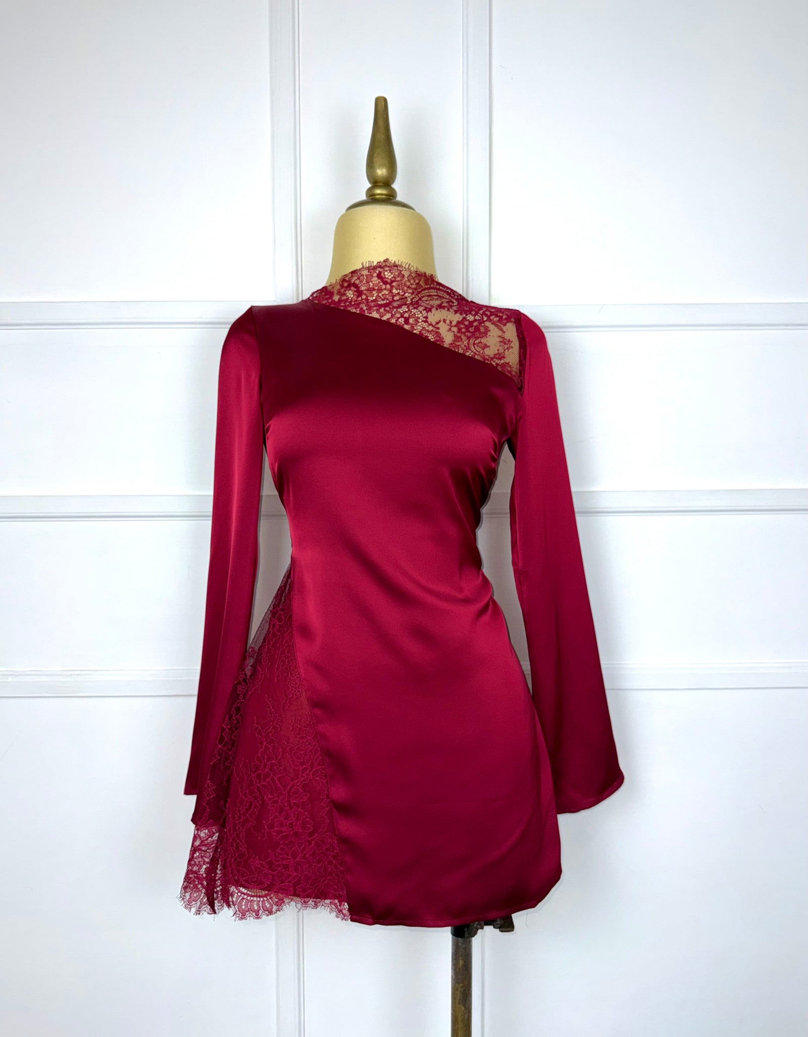 Vestido tinto satinado con encaje